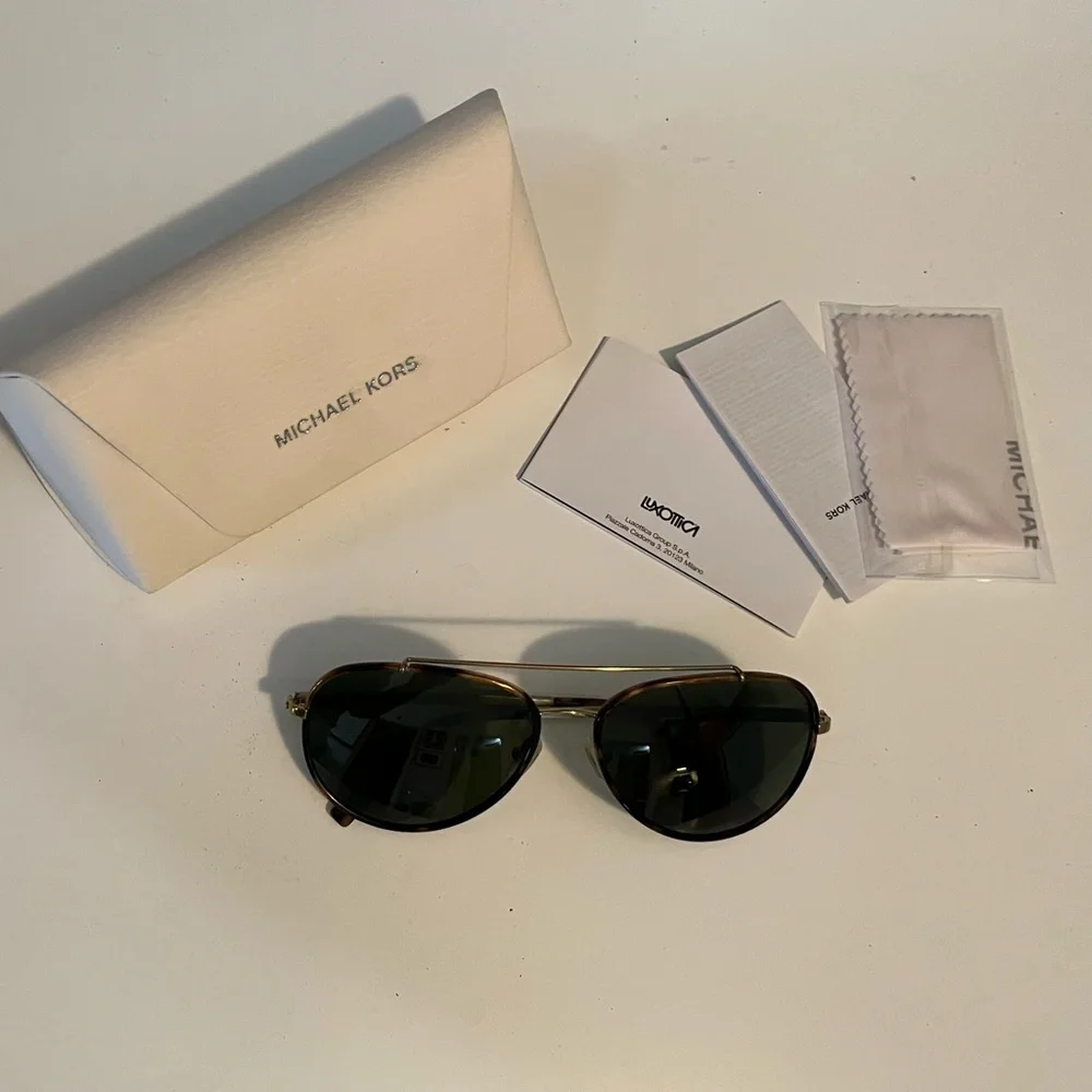 Michael Kors Women’s aviator sunglasses - Picture 2 of 4